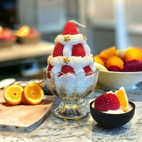 ⚠️SALE Candle // Strawberry And Cream Soy Wax Decorative Candle - Picture 4 of 5